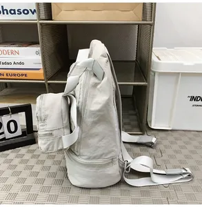 Zijbehandeling van de beige rugzak met afneembaar tasje en functionele ritsen