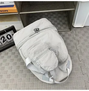 Lichtgewicht beige nylon rugzak met bijpassend etui en zilveren ritsdetails.