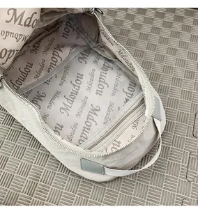 Detailweergave van de ruime binnenvoering en meshvak van de beige rugzak.