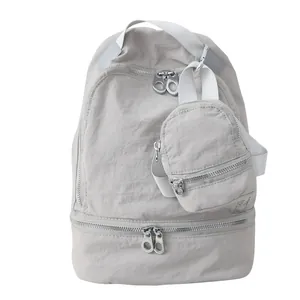 Minimalistische lichtgrijze nylon rugzakset met bijpassend klein zakje met ritssluiting