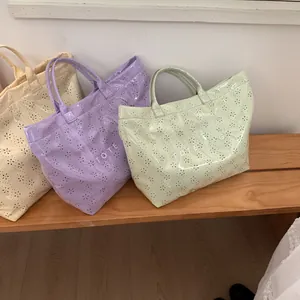 Grands sacs cabas en PVC imperméable avec élégants motifs floraux découpés au laser
