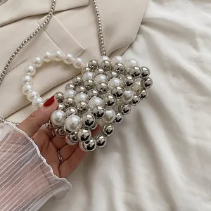 Detailaufnahme einer trendigen Mini-Perlen- und Silberperlen-Tasche mit eleganter Kette