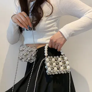 Detailansicht von zwei Mini-Perlen-Handtaschen mit eleganten Kettenriemen für Damen.