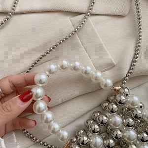 Elegante Mini-Handtasche mit weißen Perlen und silbernen Perlen und Kettenriemen