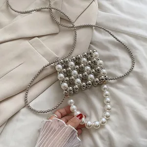 Trendige Mini-Perlen-Quadrat-Tasche mit Silberkette für Damen im modischen 2023-Stil