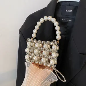 Elegante Mini-Handtasche aus weißen Perlen und Silberperlen mit rundem Griff und Kettendetail
