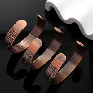 Detailansicht eines gebürsteten Kupferarmbands mit einer keltischen Knoten-Gravur