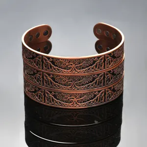 Detailansicht des antiken roten Kupferarmbands mit Magneten und Lebensbaum-Gravur