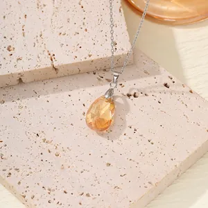Nahaufnahme einer eleganten Halskette mit champagnerfarbenem Wassertropfen-Zirkon und Silberkette
