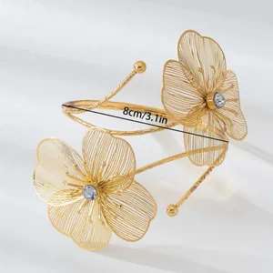 Elegante gouden opengewerkte bloemarmband met strass en schaal van 8 cm diameter