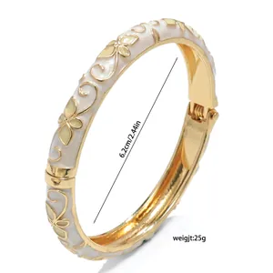 Vista detallada del brazalete de flores esmaltado retro con 6,2 cm de diámetro y 25g
