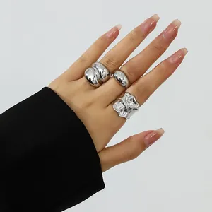 Silberne Ringe im Liquid-Lava-Stil mit organischen Strukturen an der Hand des Models