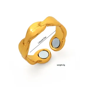 Nahaufnahme eines goldfarbenen Magnetrings mit 1,9 cm Durchmesser und 3g Gewicht