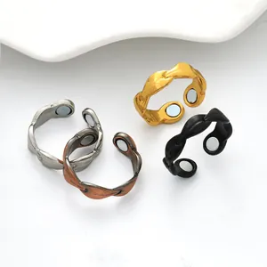 Detailaufnahme von blattförmigen Magnetringen in Gold, Silber, Kupfer und Schwarz.