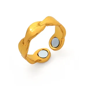 Nahaufnahme des goldfarbenen Magnetrings in Blattform mit therapeutischen Magneteinsätzen.