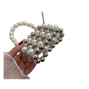 Elegante Mini-Perlenhandtasche mit silbernen Akzenten und einem langen Kettenriemen