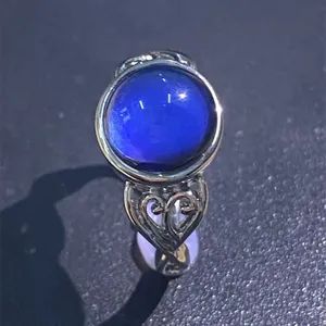 Anillo de plata vintage con filigrana de corazón y piedra de humor azul redonda