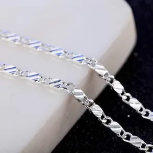 Detailaufnahme der texturierten Glieder einer 2mm silbernen flachen Gliederkette Halskette