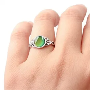 Detalle de un anillo de filigrana plateado con piedra de humor que cambia de color.