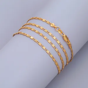 Nahaufnahme der 2mm vergoldeten Flachpanzerkette mit eleganter Struktur-Oberfläche.