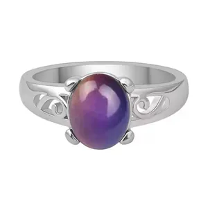 Detalle de anillo de humor plateado con piedra ovalada que cambia de color y volutas