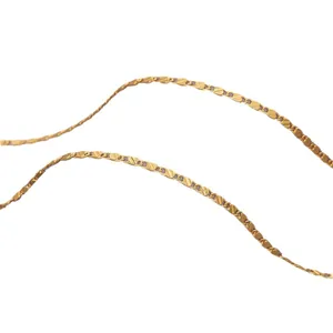 Detailansicht einer 2 mm vergoldeten flachen Halskette mit minimalistischem Design.