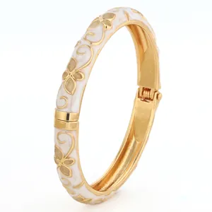 Brazalete de trébol en esmalte chapado en oro vintage para mujer acabado blanco elegante