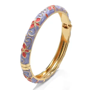 Elegante brazalete vintage de esmalte morado con motivos florales rojos.