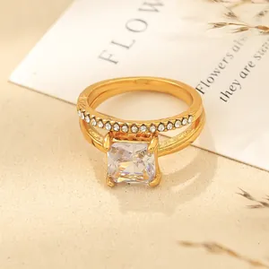 Elegante anillo de doble capa chapado en oro con una gran piedra de cristal cuadrada