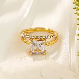 Primer plano de anillo dorado con una gran piedra CZ cuadrada y engaste de pavé