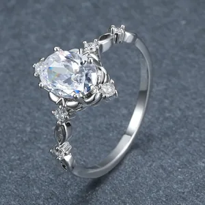 Vue macro détaillée d'une élégante bague argentée avec un zircon cubique ovale central
