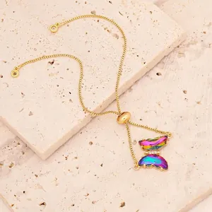 Detailansicht des bunten Zirkon Schmetterlingsanhängers an einer goldene Kette