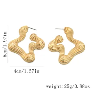 Detailed view of gold wavy earrings showing dimensions of 5cm by 4cm and weight info