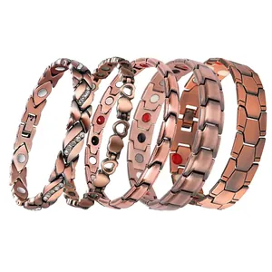 Detailansicht von Vintage-Kupfer-Magnettherapie-Armbändern mit verschiedenen Designs