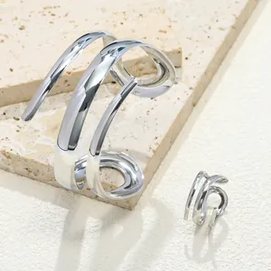 Dettaglio di un set composto da bracciale rigido a tre strati e anello coordinato