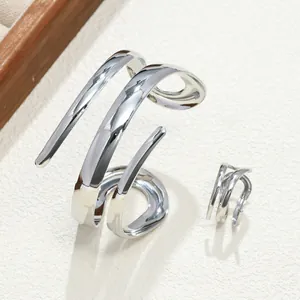 Primo piano macro di un set di anello e bracciale in argento a più strati per donna moderno