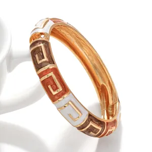 Detailansicht eines vintage geometrischen Emaille-Armreifs mit bunten Farbakzenten