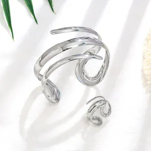 Set di gioielli bracciale rigido e anello a tre strati in metallo argentato traforato