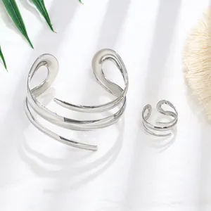 Elegante set di bracciali e anelli in metallo argentato con avvolgimento a tre strati