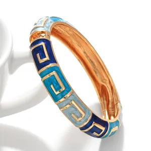 Detailansicht des Retro-Emaille-Armreifs mit blauem griechischem Schlüsselmuster
