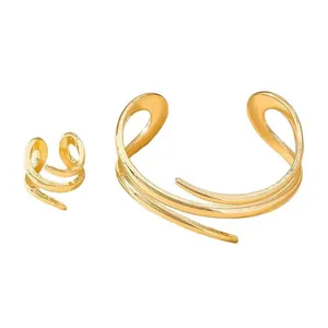 Elegante set di bracciale rigido e anello a filo avvolto multistrato dorato da donna