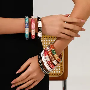 Retro bunte Emaille-Armreifen mit griechischem Muster am Handgelenk des Models