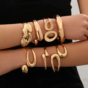 Set di bracciali rigidi in metallo dorato ondulati irregolari per donne eleganti