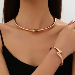 Elegante set di gioielli minimalisti in oro con girocollo e bracciale a onde lucido