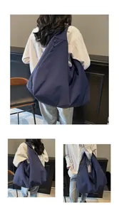 Múltiples ángulos de un gran bolso bandolera azul marino llevado por una modelo informal