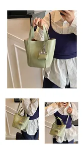 Detailaufnahmen einer minimalistischen mintgrünen Beuteltasche mit Mini-Taschenanhänger
