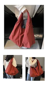 Vistas detalladas desde múltiples ángulos de un gran bolso hobo rojo usado por una modelo