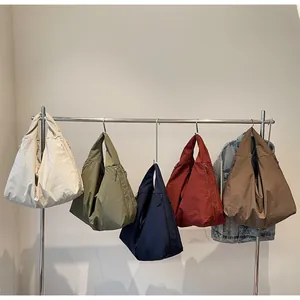 Bolsos bandolera de nailon informales de gran capacidad en varios colores en rack