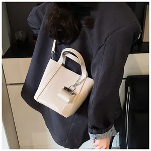 Minimalistische Vintage Eimertasche in Creme mit dekorativer Tasche und Silberkette