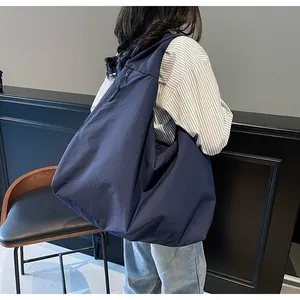 Bolso de hombro azul marino de gran capacidad para mujer para viaje y diario.